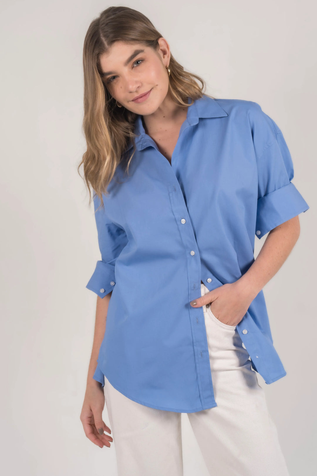 Camisa oversized para mujer, algodón popelina, color azul medio.