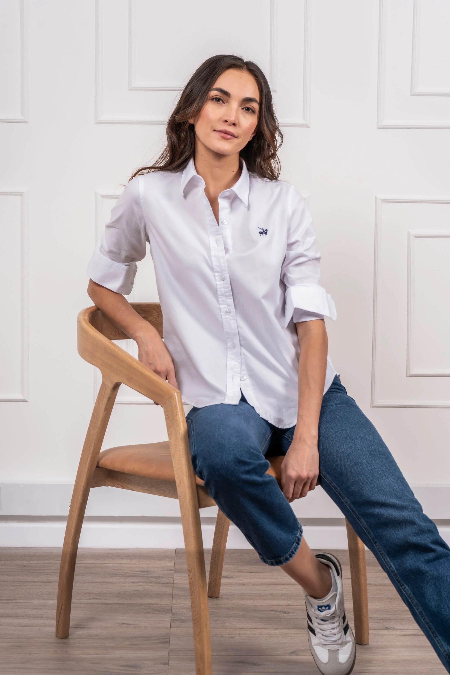 Camisa tipo oxford blanca para mujer, con logo bordado en el pecho 