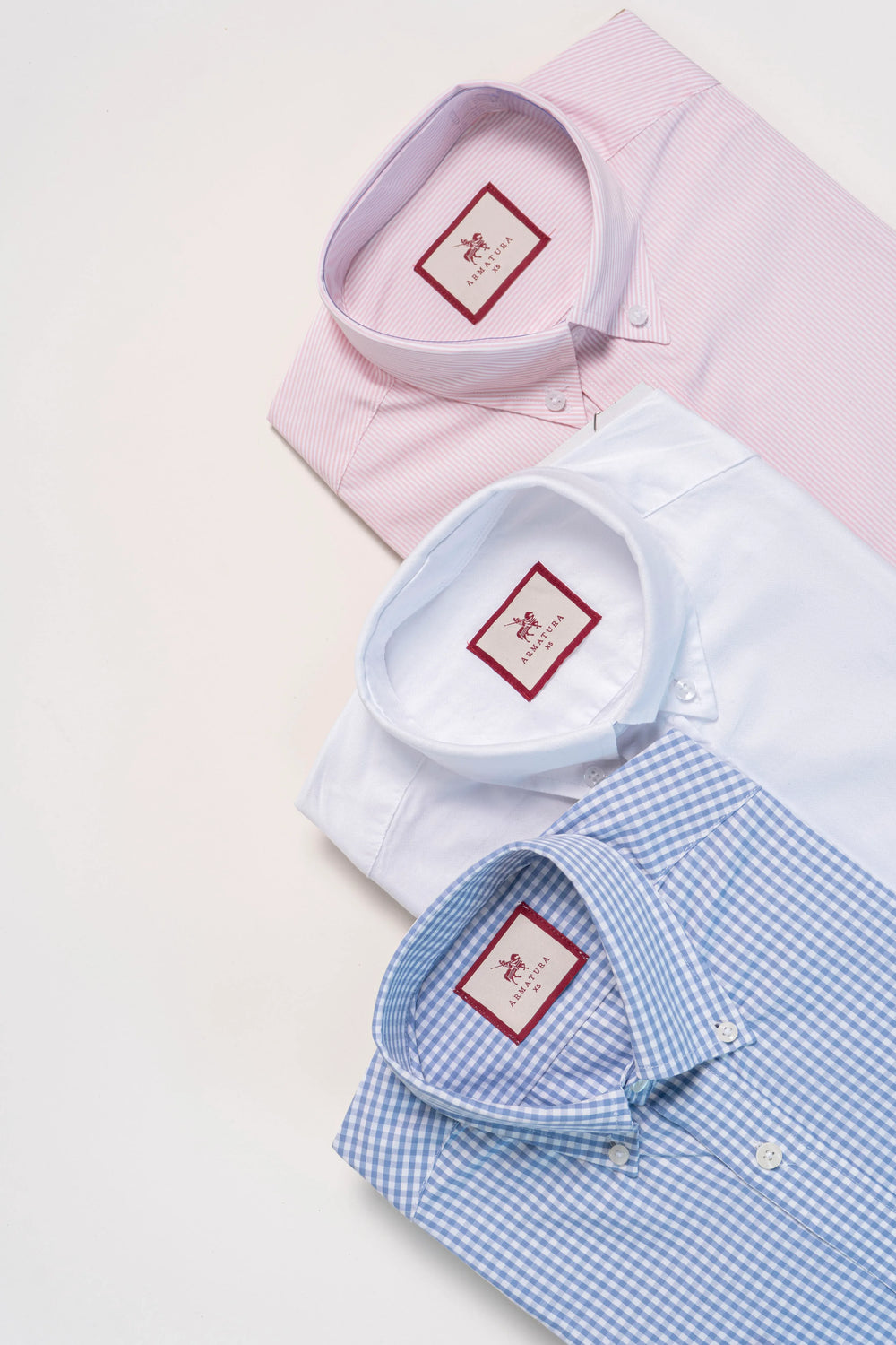 Camisas para hombre Armatura. Compuesta por 3 de nuestras camisas esenciales para el trabajo. Lleva las 3 y ahorra.