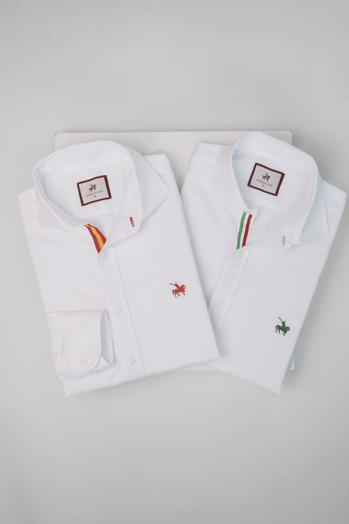 Pack de camisas Italia y España para hombre. Camisas blancas manga larga con detalles de colores en el cuello. Imagen de producto expuesto.