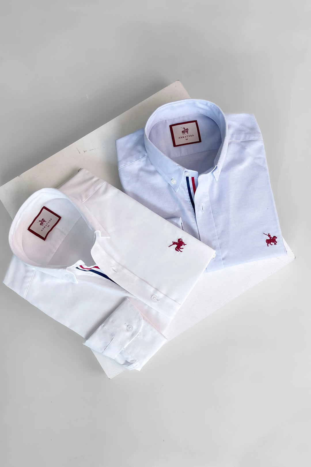Imagen 2 camisas France armatura, camisas blanca y azul con detalles de colores bandera de Francia en el cuello.