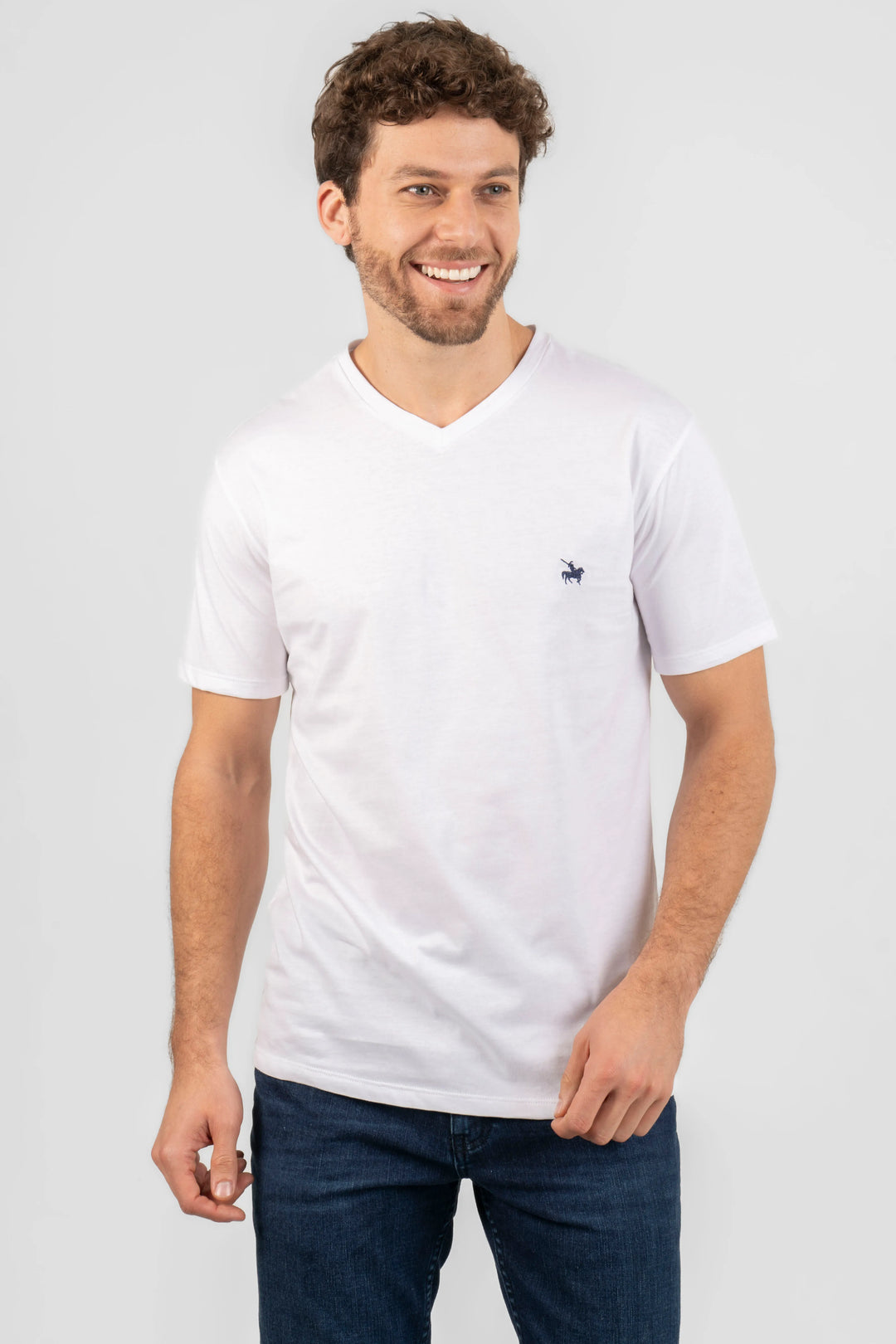 Camiseta blanca para hombre cuello en V, un básico infaltable.