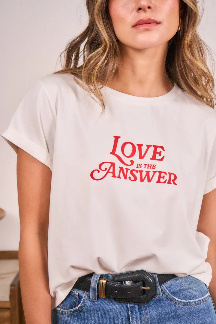 Camiseta blanca para mujer estampada Armatura. Perfecta para adaptarse a diversas ocasiones con facilidad.