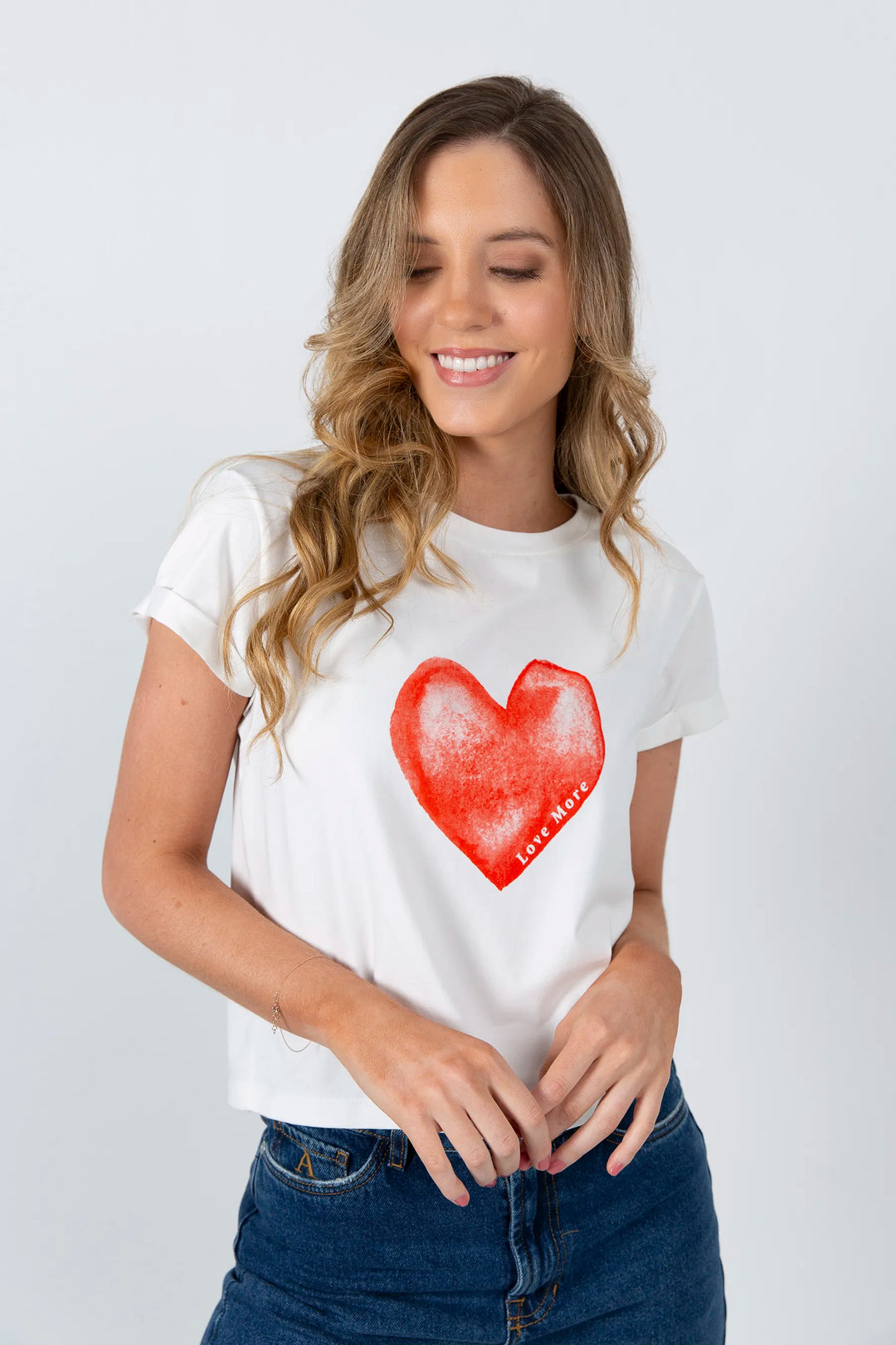Camiseta blanca para mujer estampada "love more". Elección perfecta para una salida divertida con amigos o simplemente para agregar un toque de estilo a tu día a día.