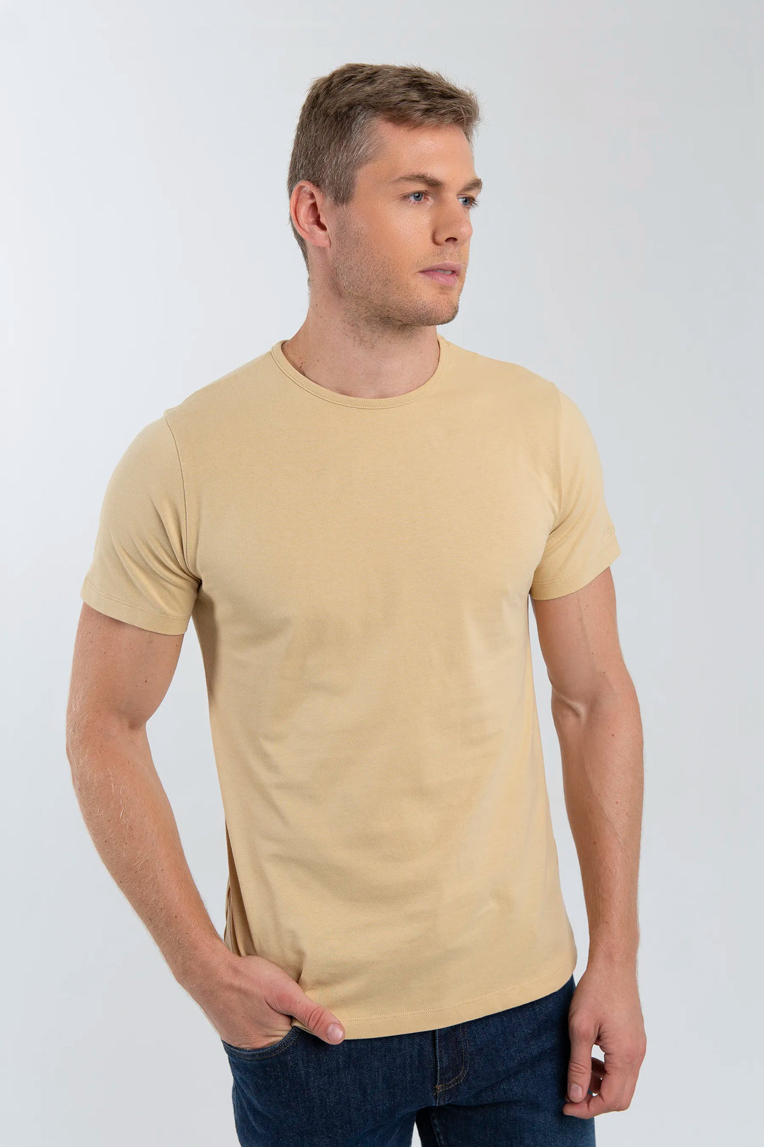 Camiseta para hombre color camel. Diseño minimalista, cómodo para cualquier ocasión.