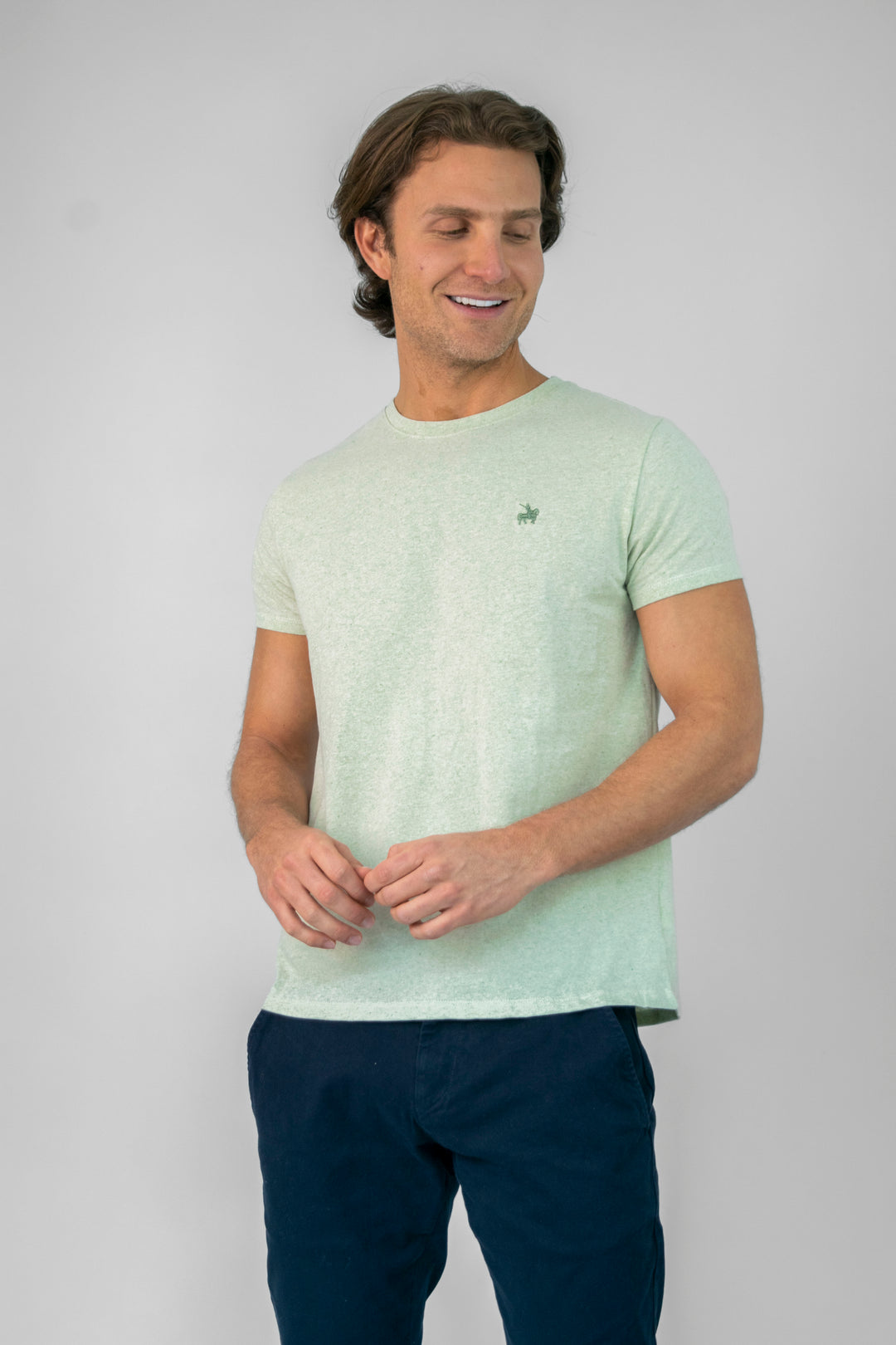 Camiseta para hombre manga corta color verde. hecha de 50% algodón orgánico y 50% algodón recuperado