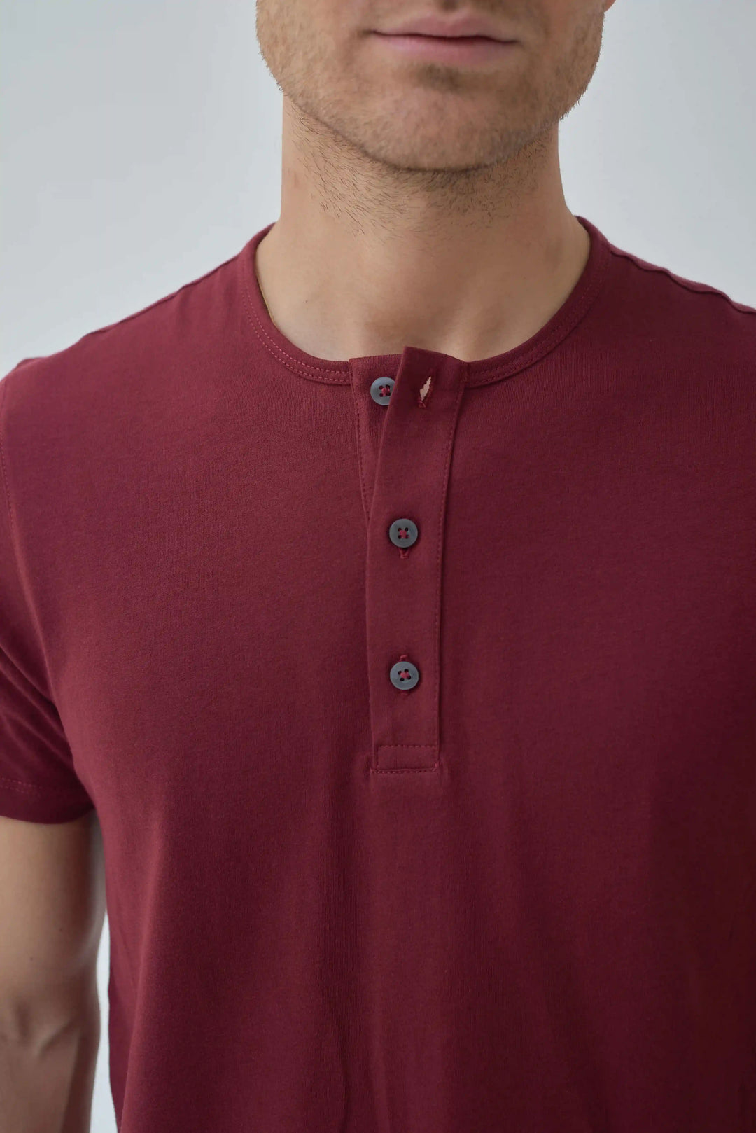 Camiseta Henley Vinotinto