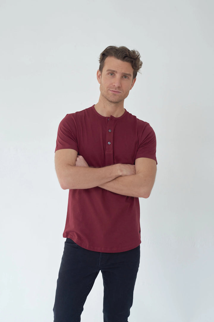 Camiseta para hombre tipo Henley manga corta, botones en el cuello. Horma slim fit.