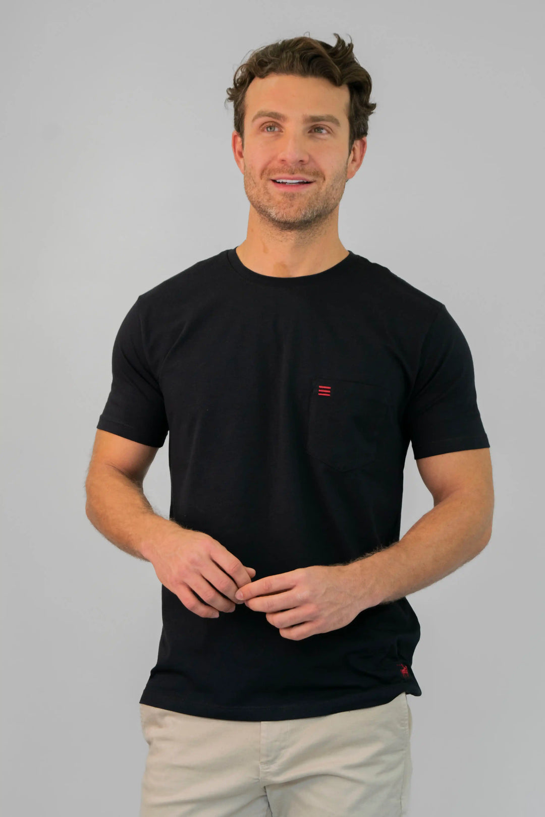 Camiseta negra, manga corta, cuello redondo, bolsillo frontal en el pecho y logo de la marca Armatura bordado en la parte inferior.