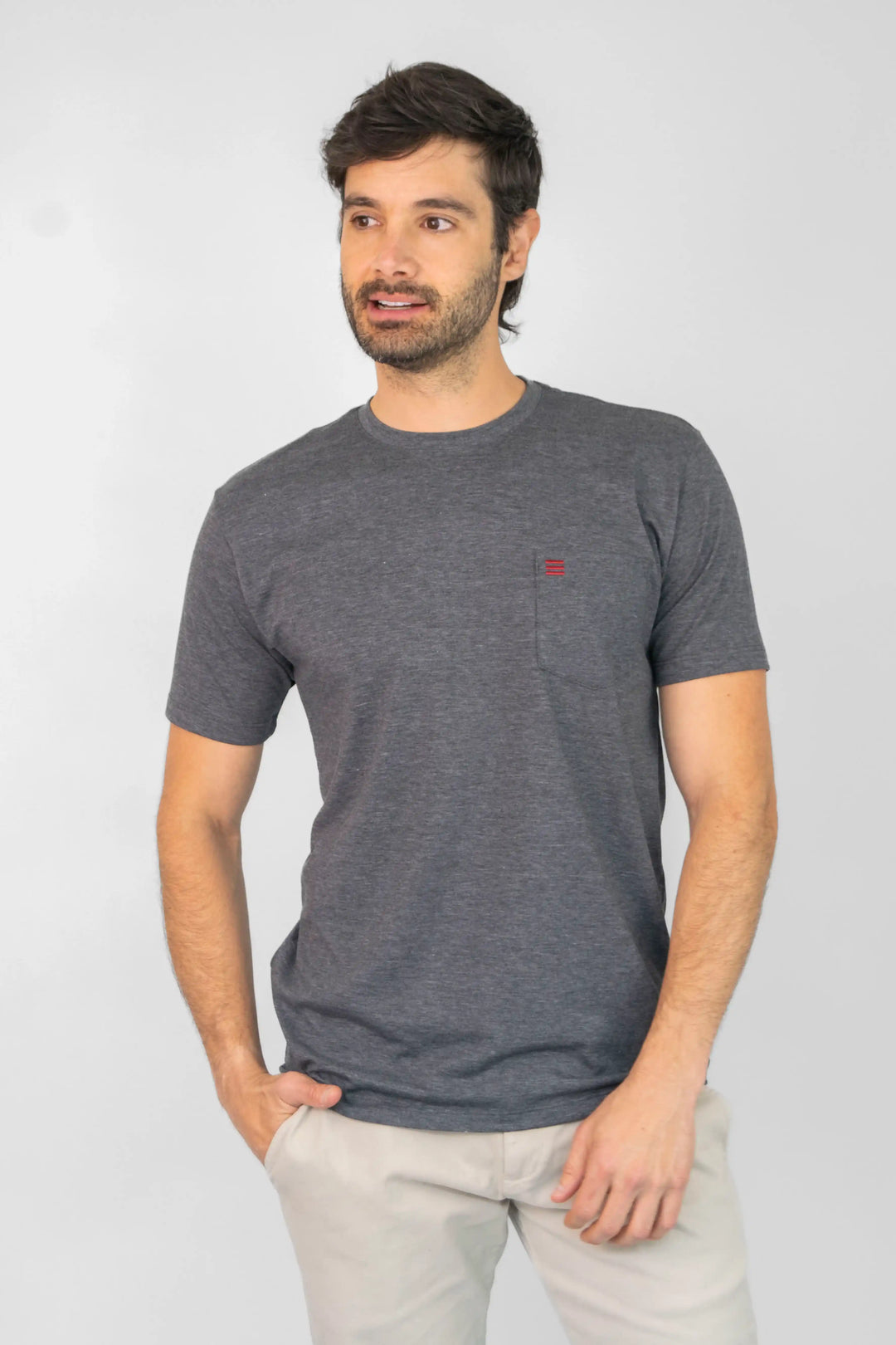 camiseta para hombre manga corta color gris. Bolsillo en el pecho