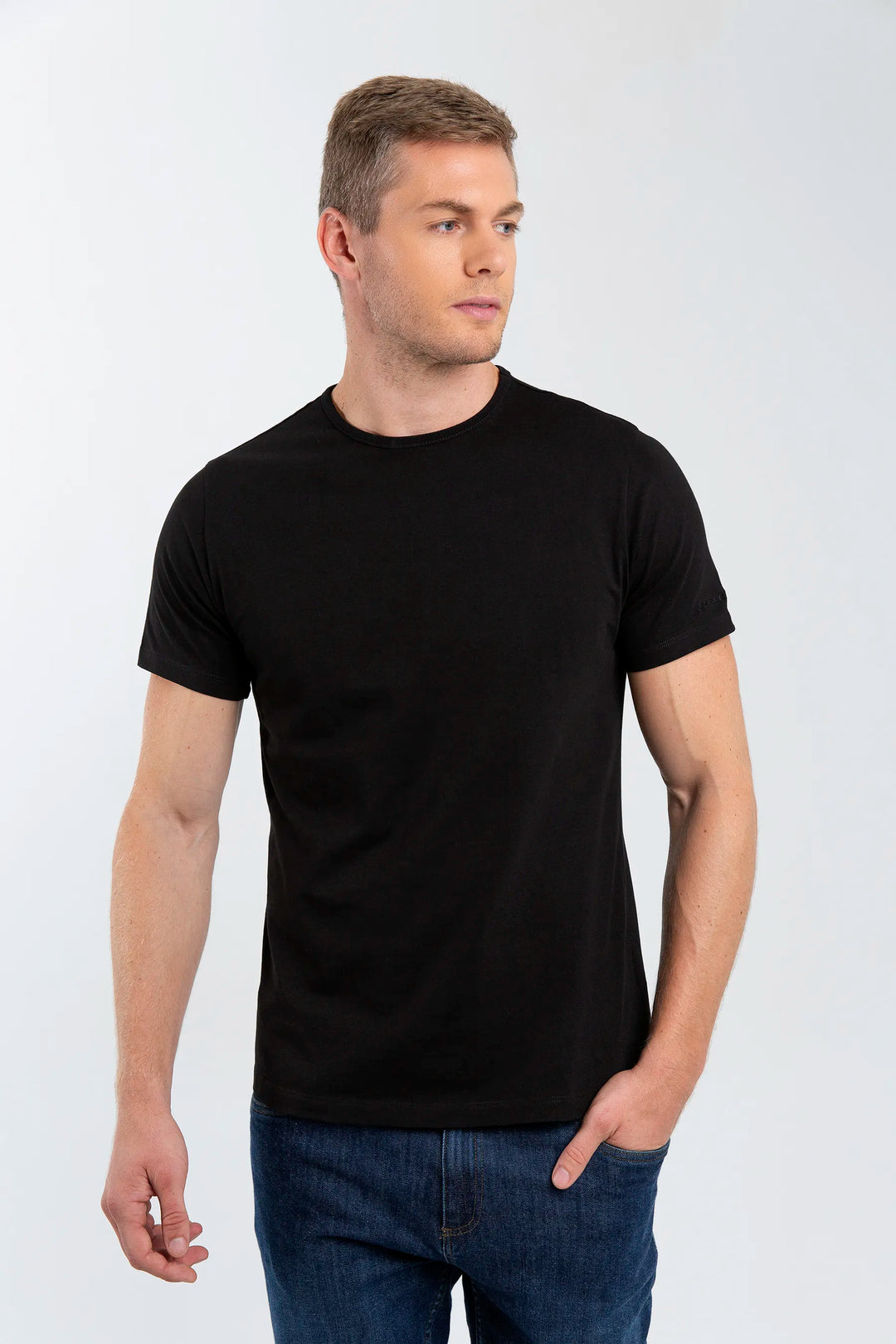 Camiseta negra para hombre, una camiseta que garantiza máxima comodidad en cualquier ocasión 