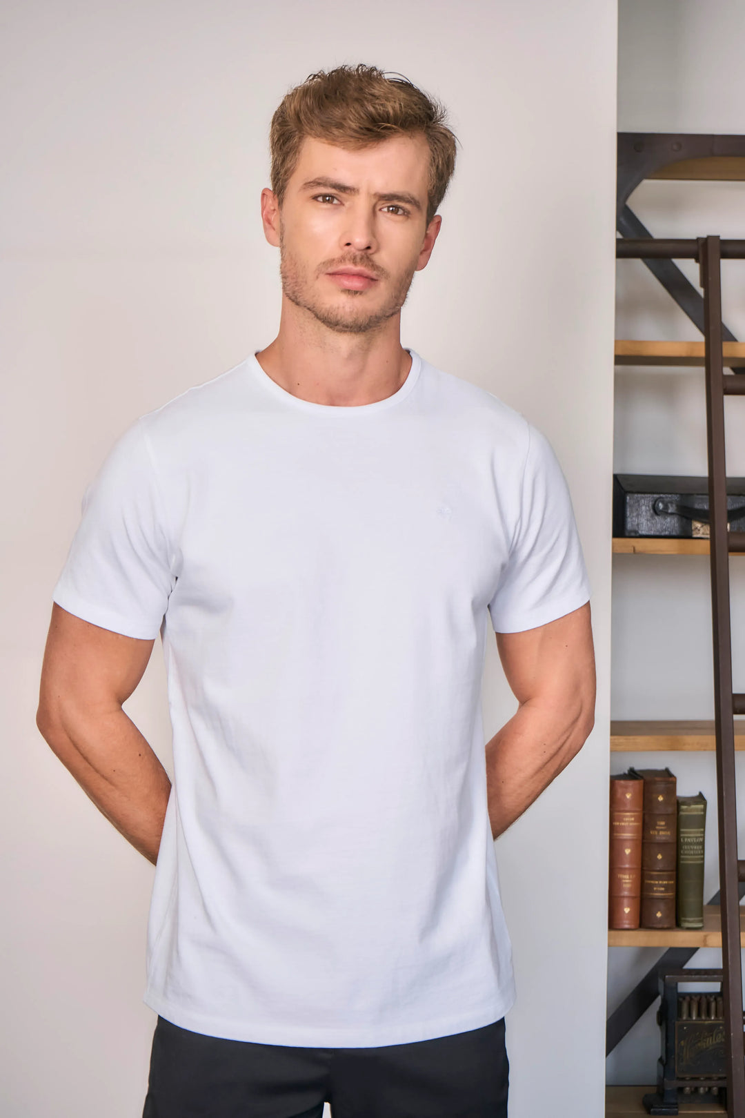 Camiseta para hombre blanca. diseño minimalista con cuello redondo.