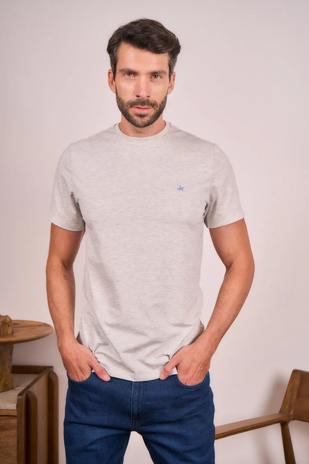 Camiseta para hombre color gris, confeccionada con una tela supremamente suave.