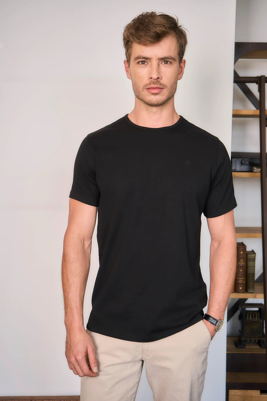 Camiseta para hombre negra. diseño minimalista con cuello redondo. Tela suave.