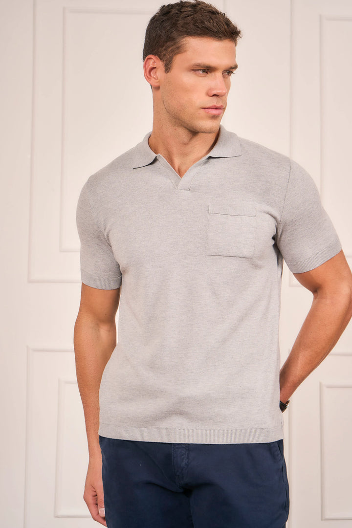 Camiseta tipo polo para hombre, tejida de algodón. Con bolsillo en pecho.