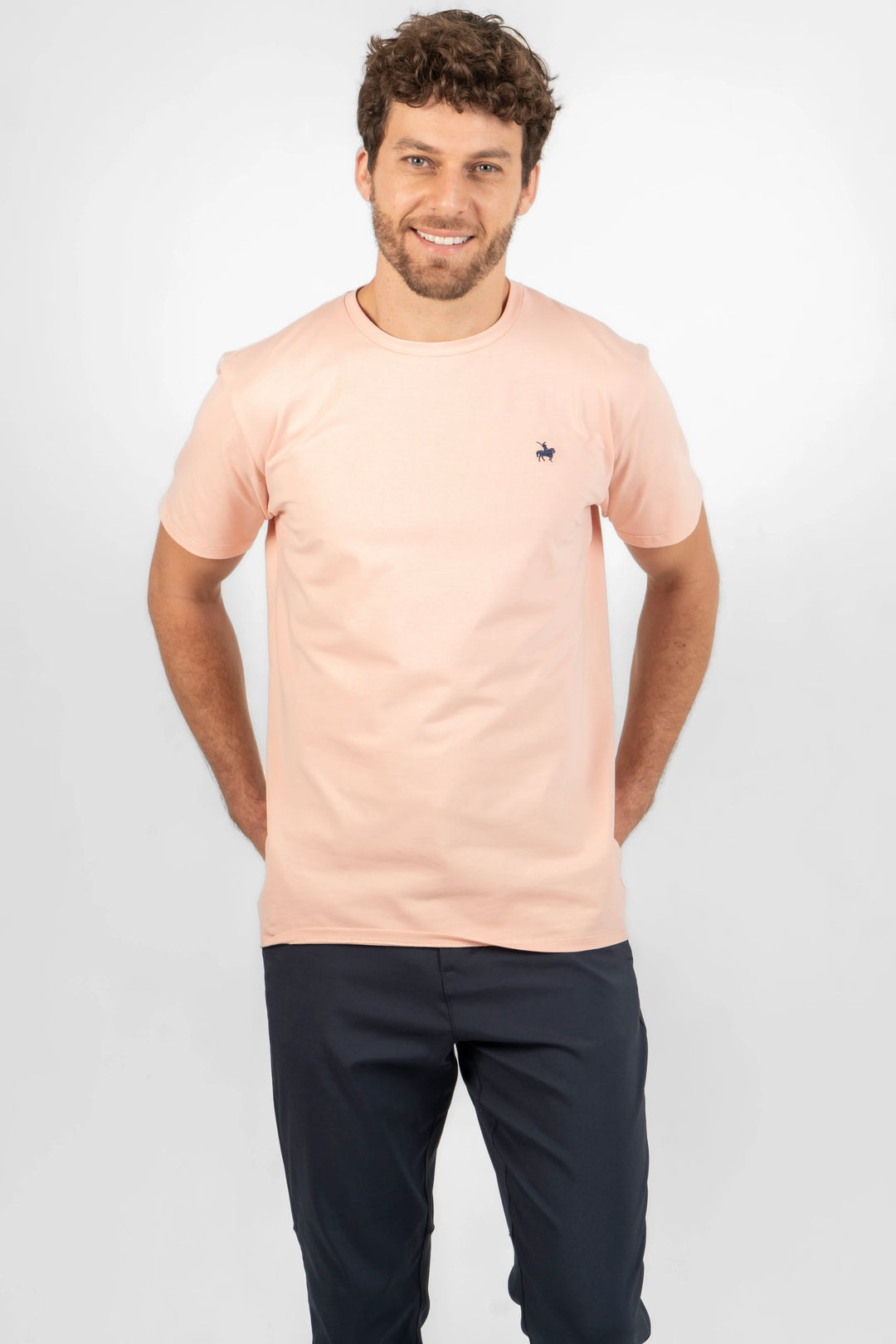camiseta para hombre rosada. Confeccionada con una tela sumamente suave, reconocida por su tacto similar a la piel de durazno.