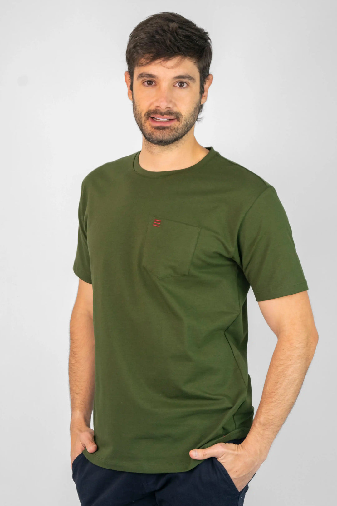 Camiseta para hombre color verde. Bolsillo en el pecho.  Perfectas para cualquier ocasión, cualquier día y cualquier clima