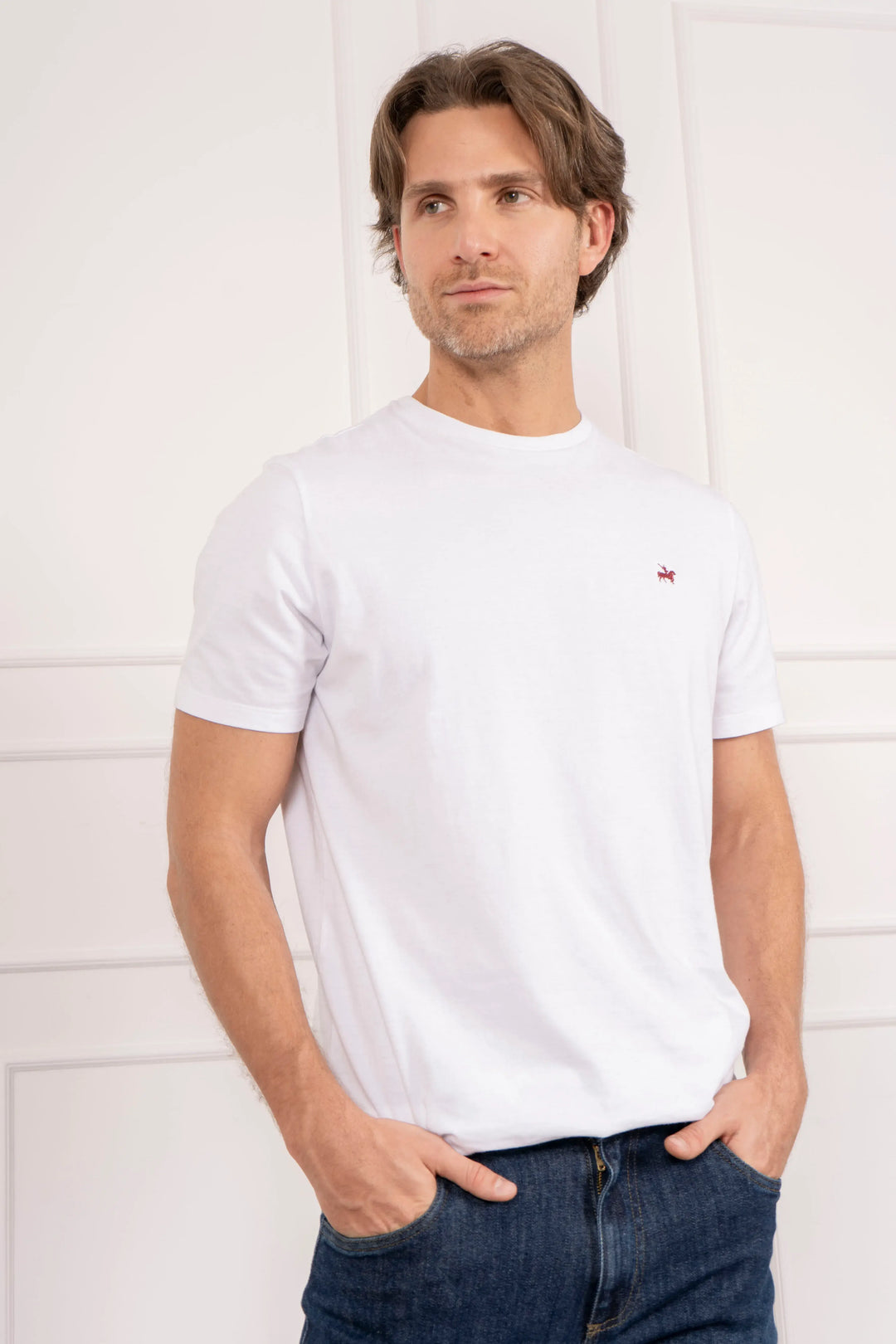 camiseta blanca para homnre, manga larga, cuello redondo. Logo bordado rojo en el pecho.