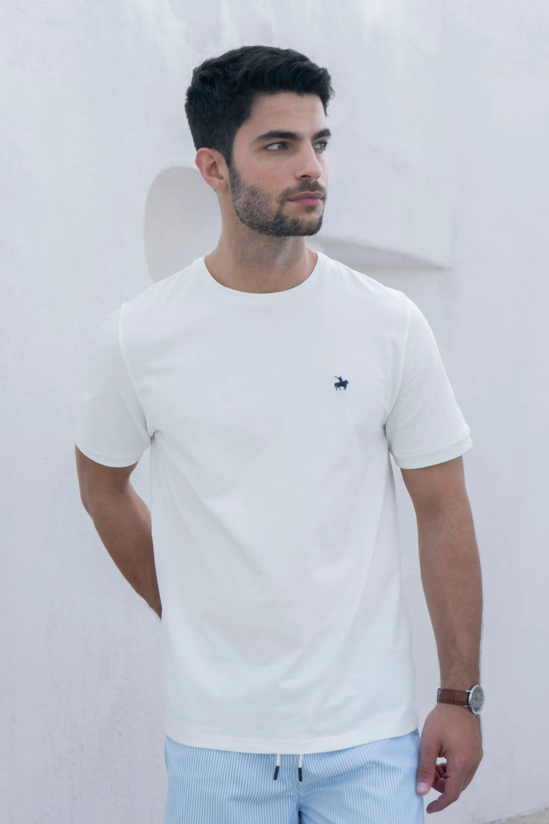 Camiseta blanca para hombre, tejido pique. Elegancia y funcionalidad.