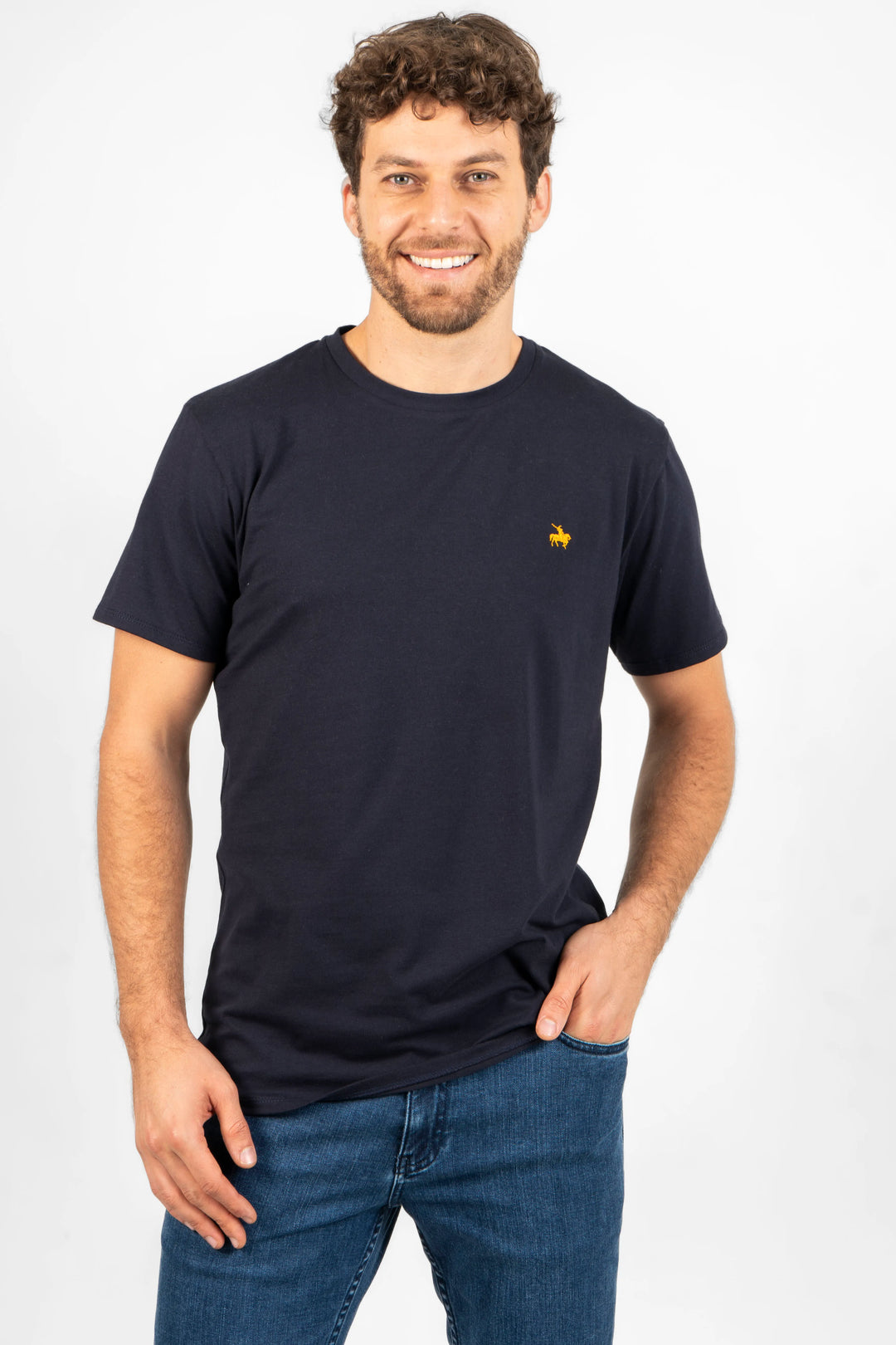 Camiseta para hombre azul oscuro, logo bordado amarillo. Cuello redondo, manga corta