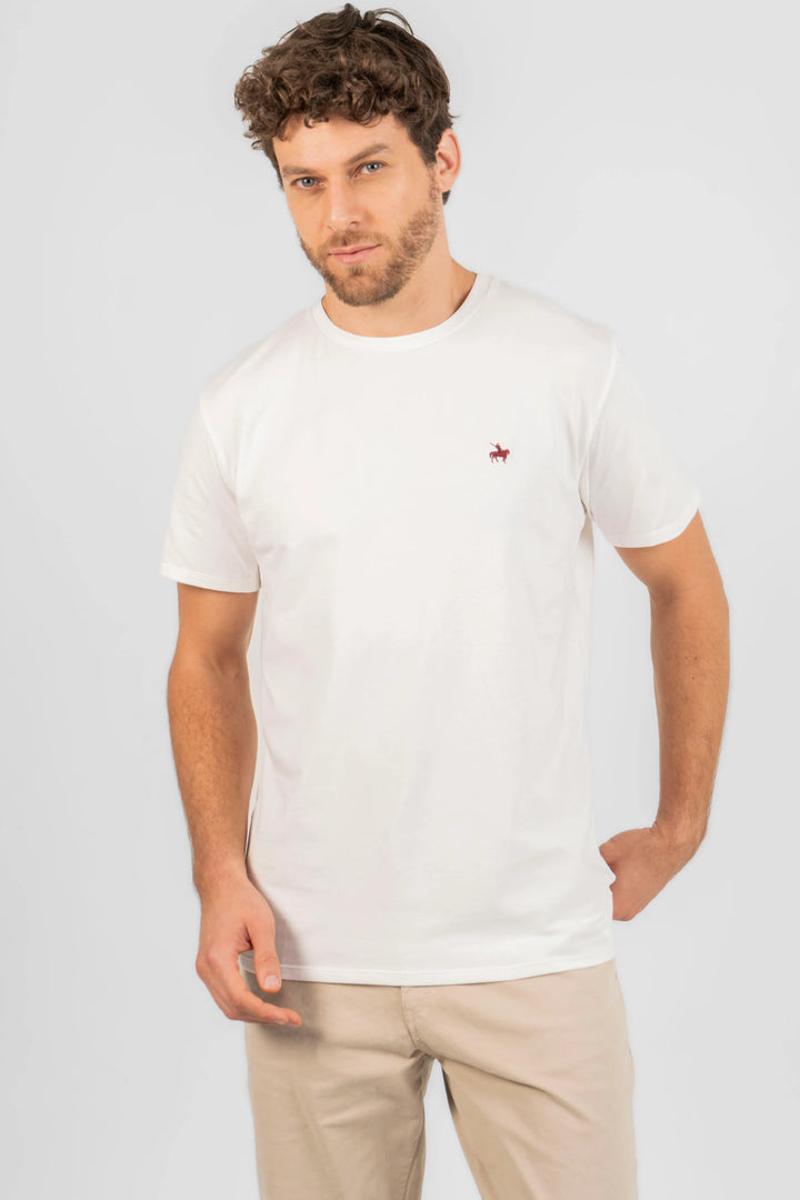 camiseta blanca para hombre. Confeccionada en una tela sumamente suave. Un básico infaltable.