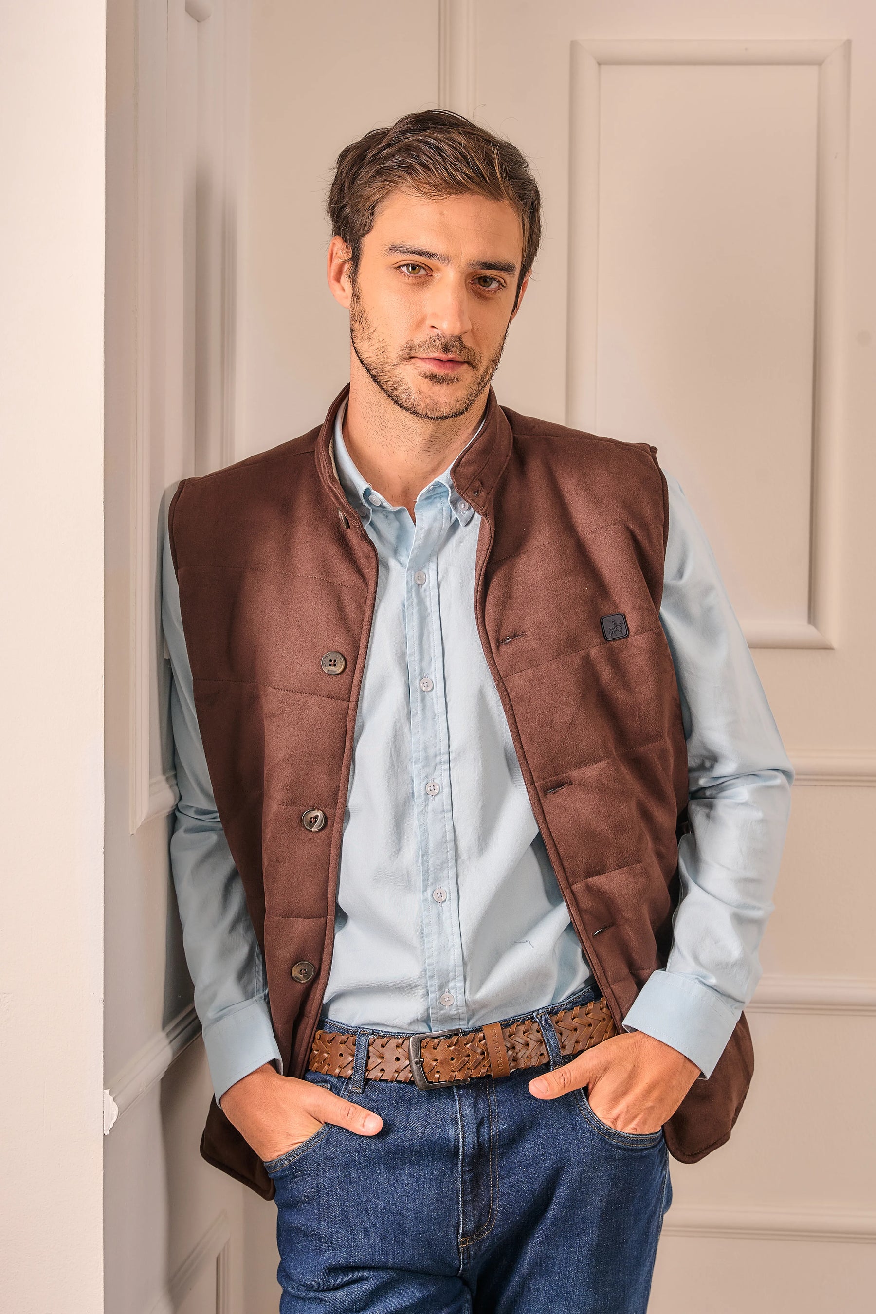 Chaleco para hombre de color café Armatura. Materiales de alta calidad.
