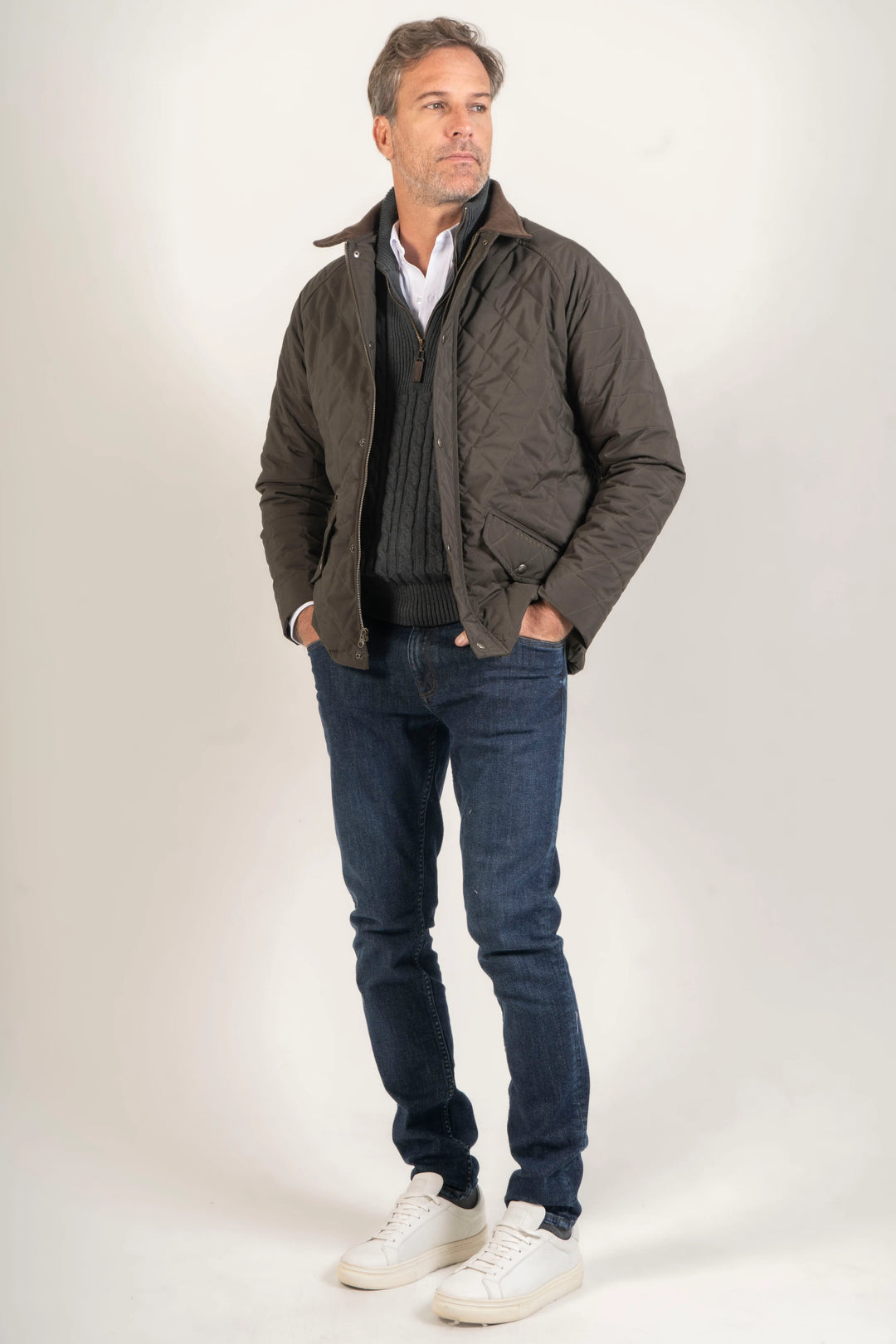 Modelo masculino vistiendo la Chaqueta para hombre Balmoral Verde en un entorno urbano. La chaqueta se combina con jeans y zapatos casuales para un look informal.