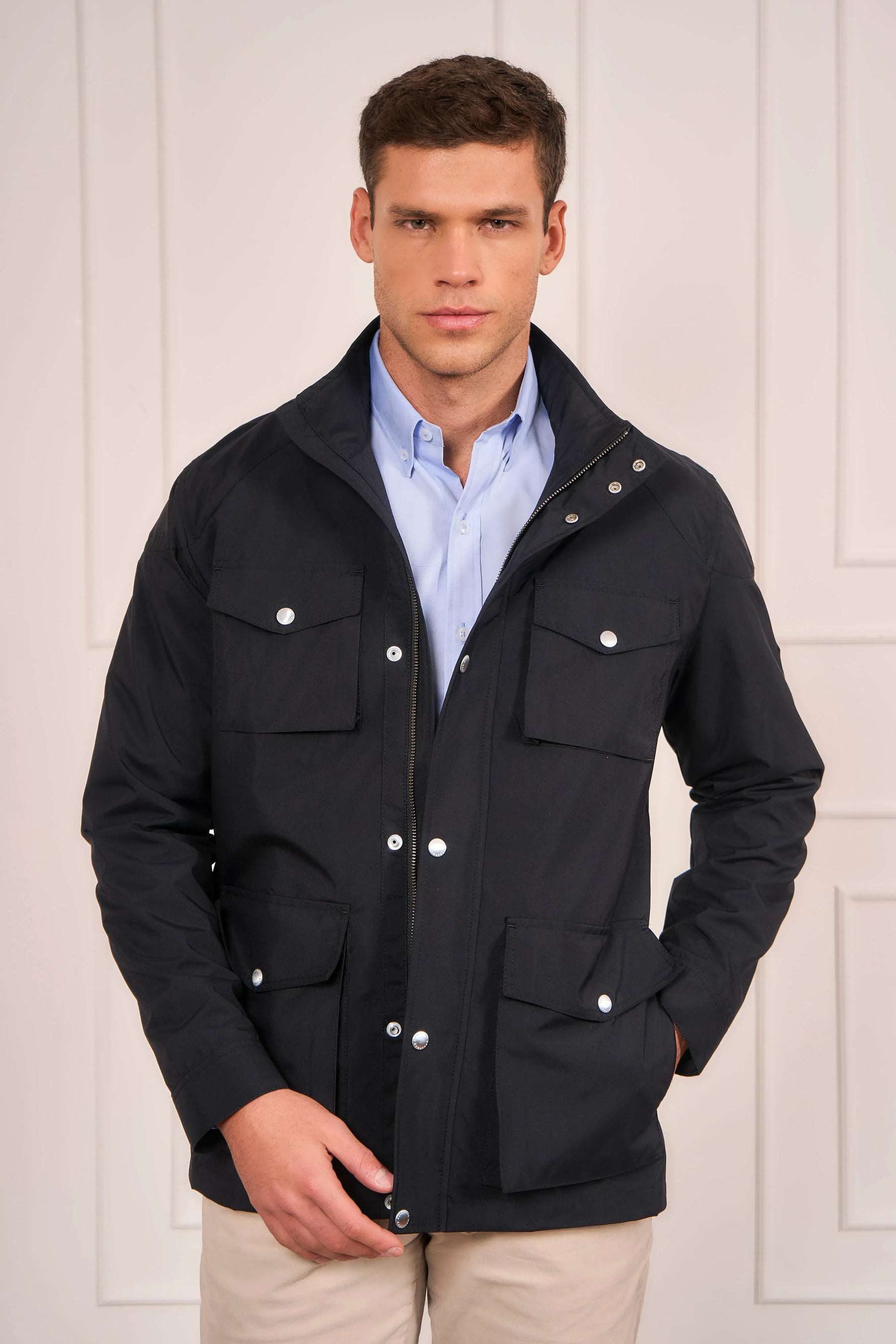 Chaqueta para hombre diseñada para protegerte de los días lluviosos sin sacrificar estilo y versatilidad