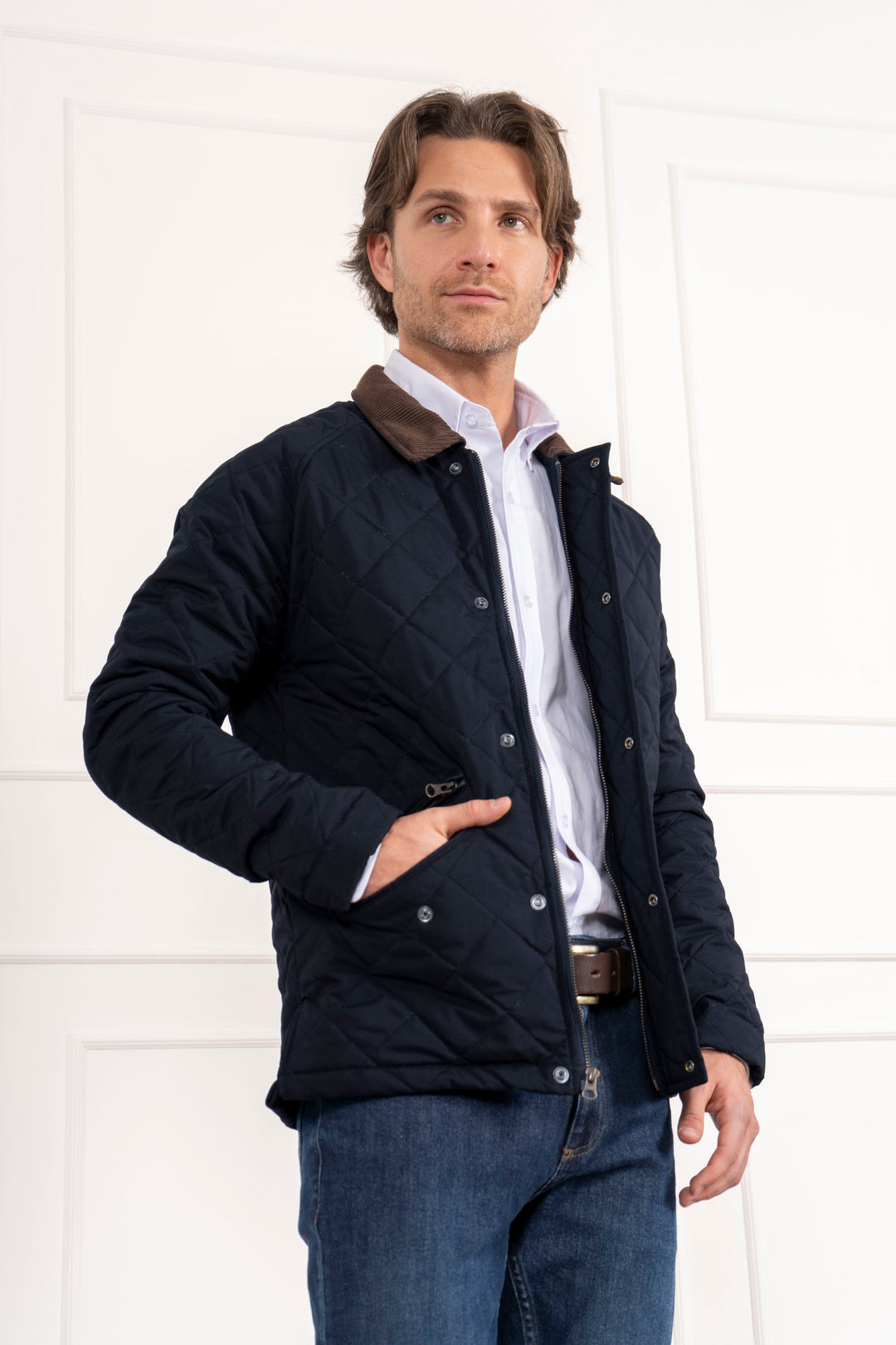 Chaqueta para hombre azul oscuro Armatura. Chaqueta con bolsillos funcionales. Diseño inglés.