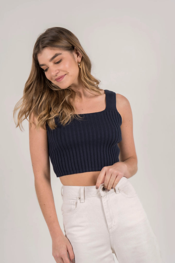 Crop top azul. Fit regular y patrón tejido acanalado