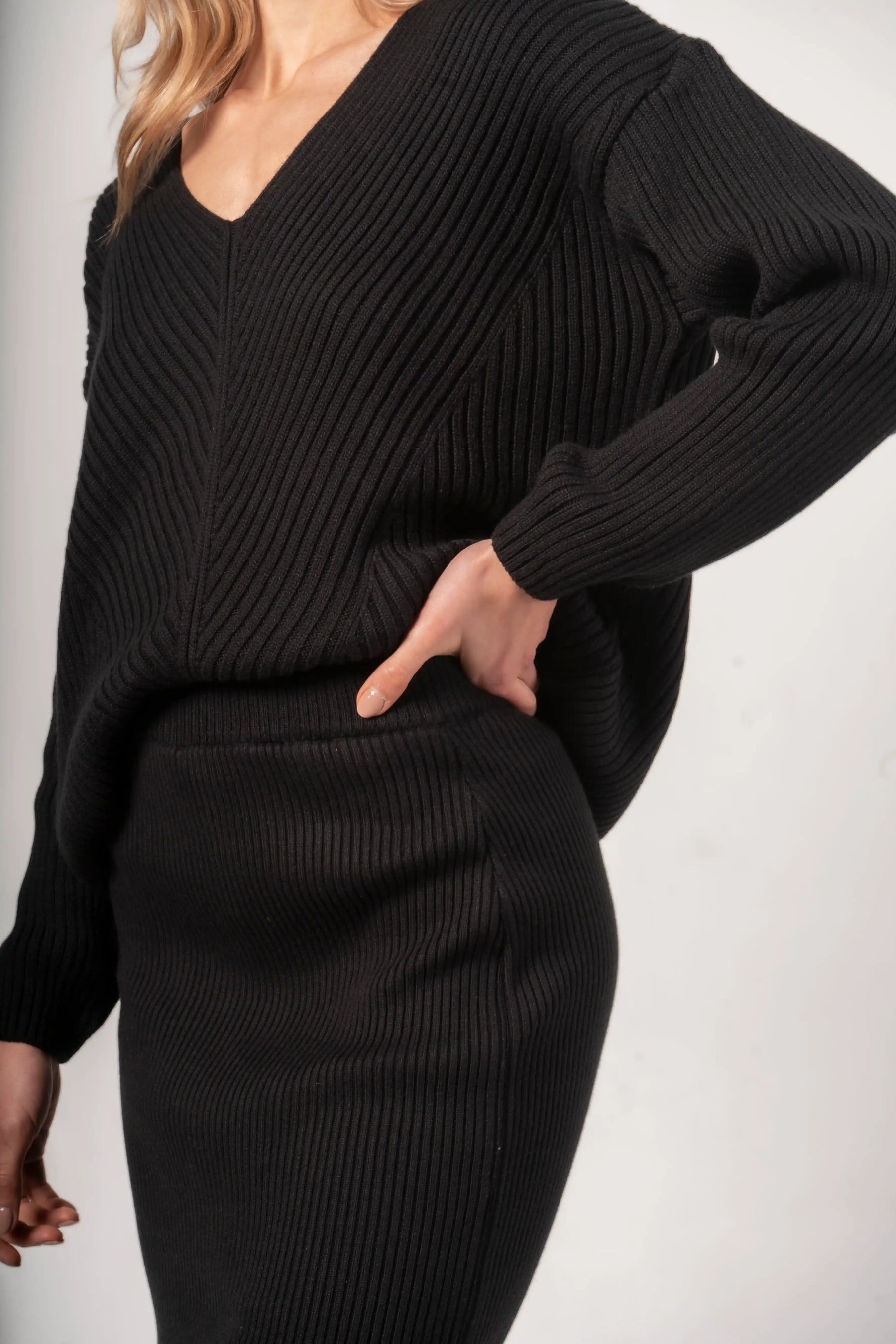 Outfit para mujer Cavalieri Negro, compuesto de nuestro saco cuello V Cavalieri Negro y nuestra falda Cavalieri negra.
