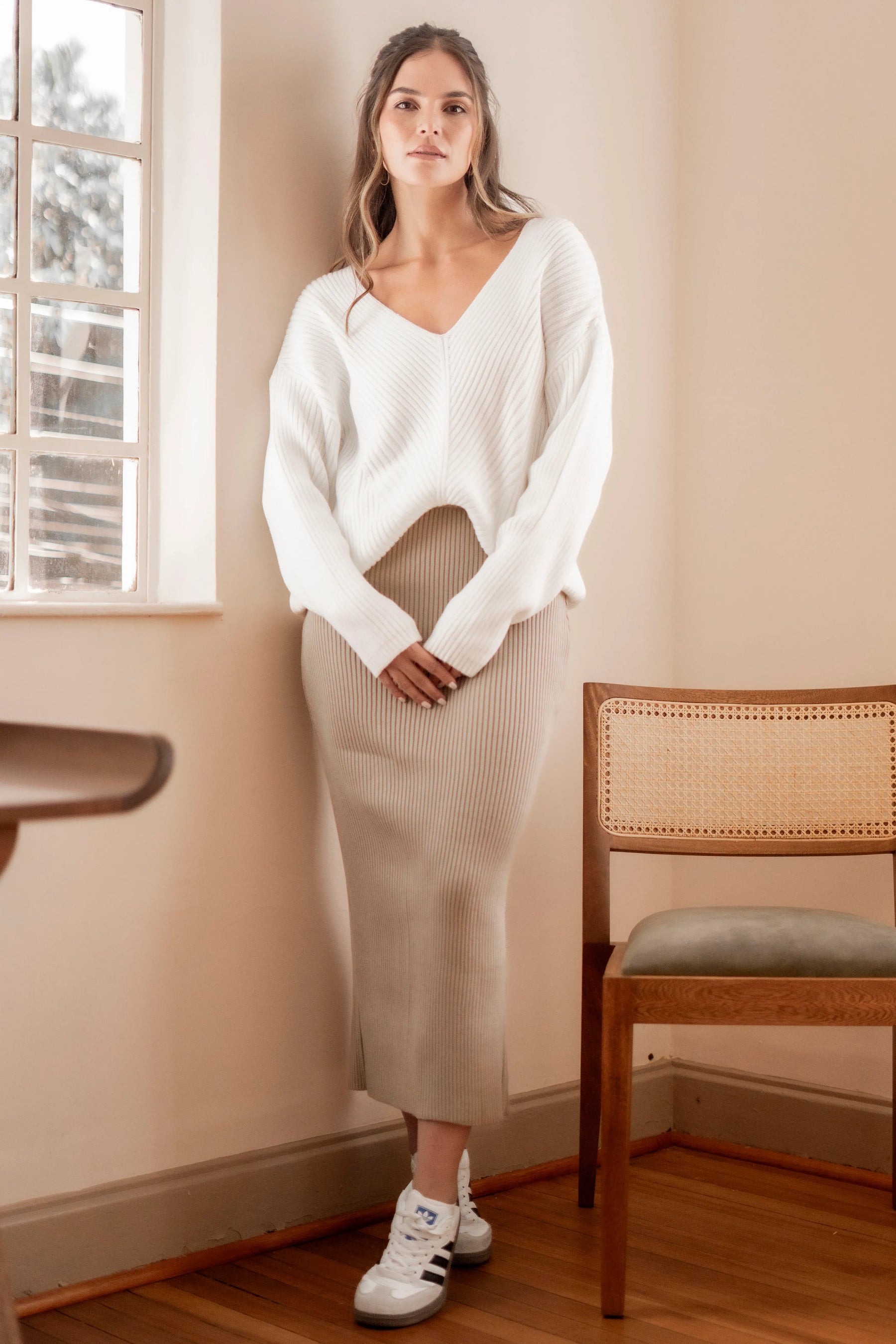 Outfit para mujer, compuesto de nuestro saco Cavalieri cuello blanco, y nuestra falda Cavalieri color Camel.