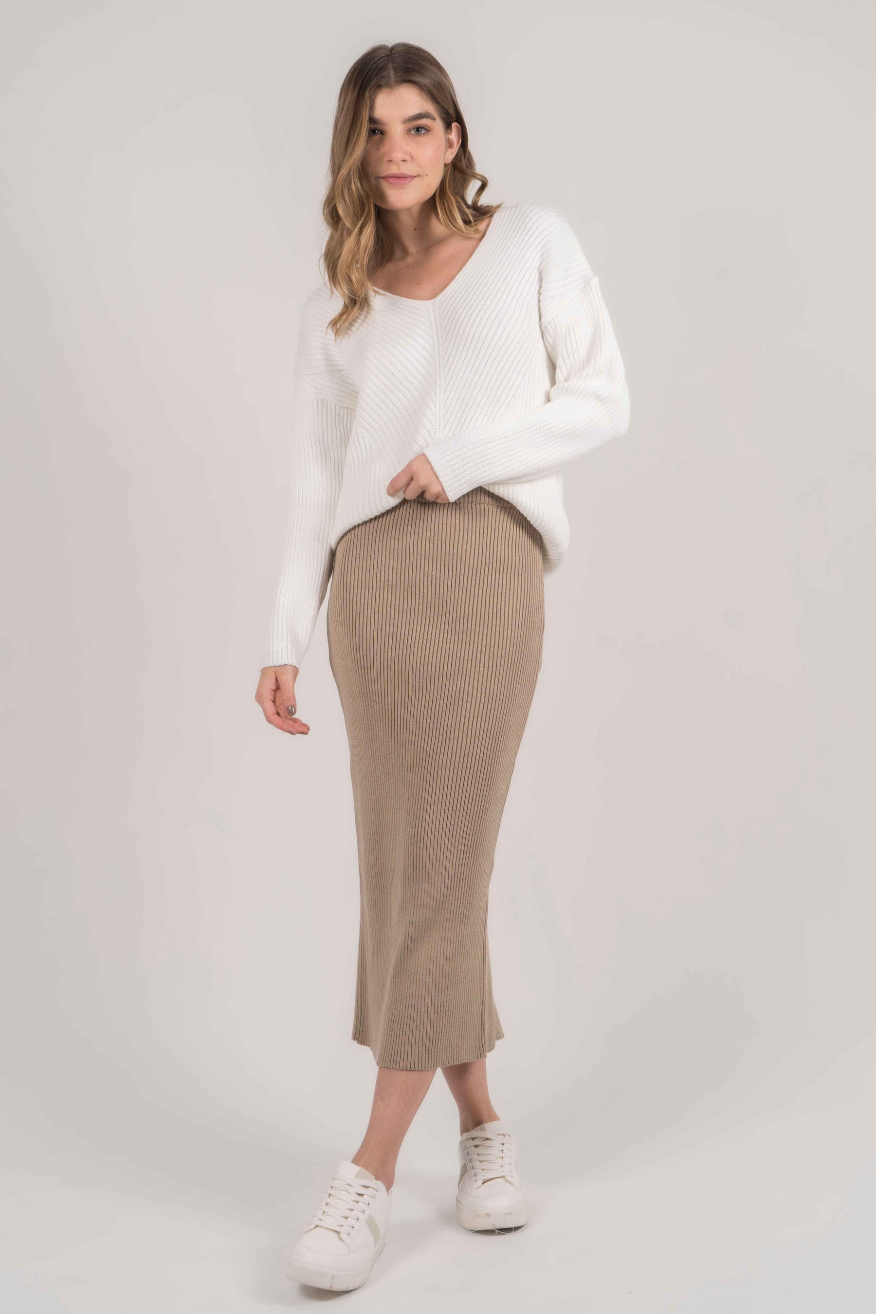 Outfit para mujer, compuesto de nuestro saco Cavalieri cuello blanco, y nuestra falda Cavalieri color Camel.