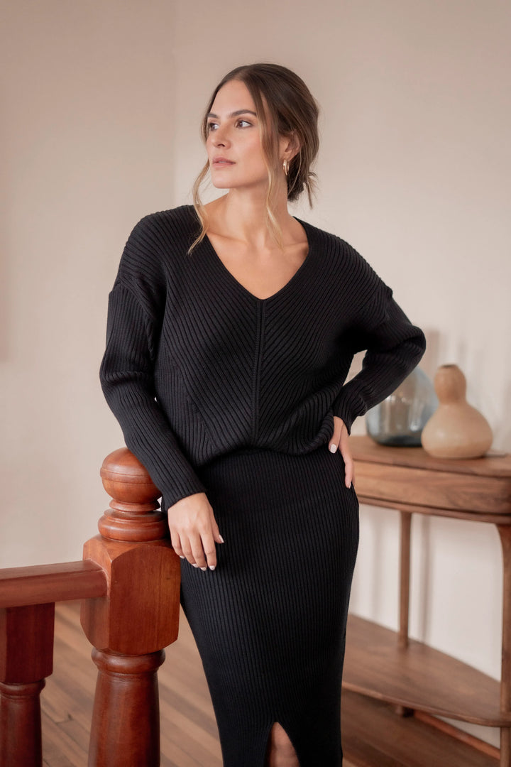 Outfit para mujer Cavalieri Negro, compuesto de nuestro saco cuello V Cavalieri Negro y nuestra falda Cavalieri negra.