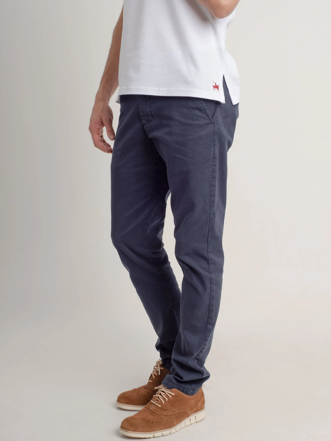 Pantalón para hombre tipo Chino Armatura colo azul oscuro. Corte clásico, detalles modernos y fibras de alta calidad.