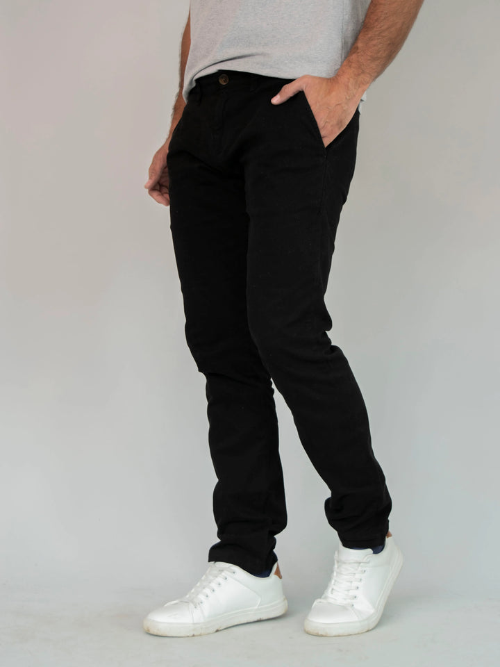 Pantalón para hombre Armatura tipo Chino, color negro y horma slim fit.