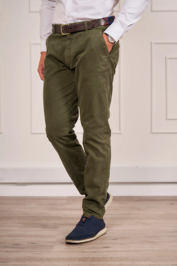 Pantalón para hombre tipo chino Armatura color verde. Slim fit.