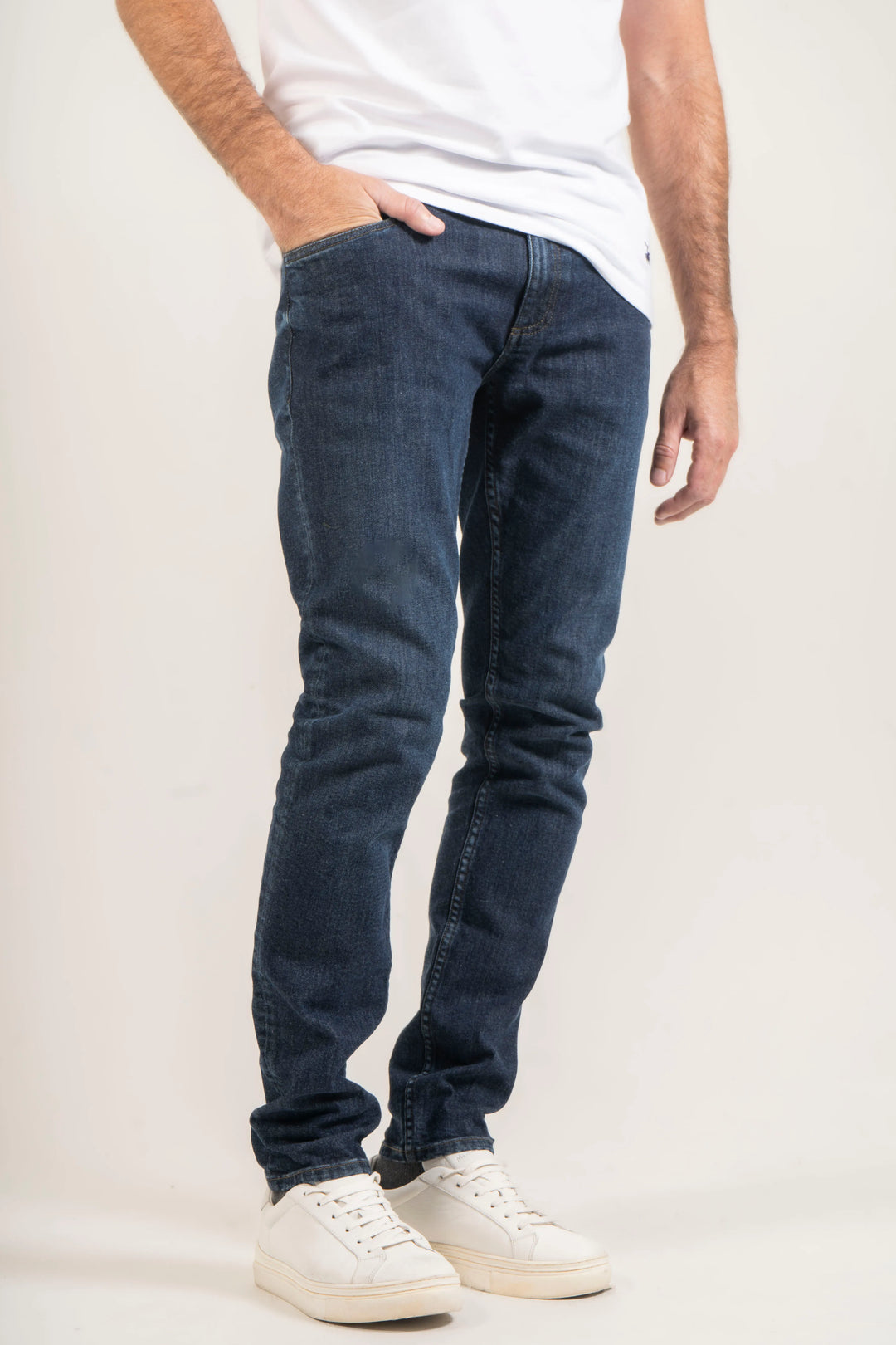 Pantalón para hombre jean Armatura color azul oscuro. Corte clásico.