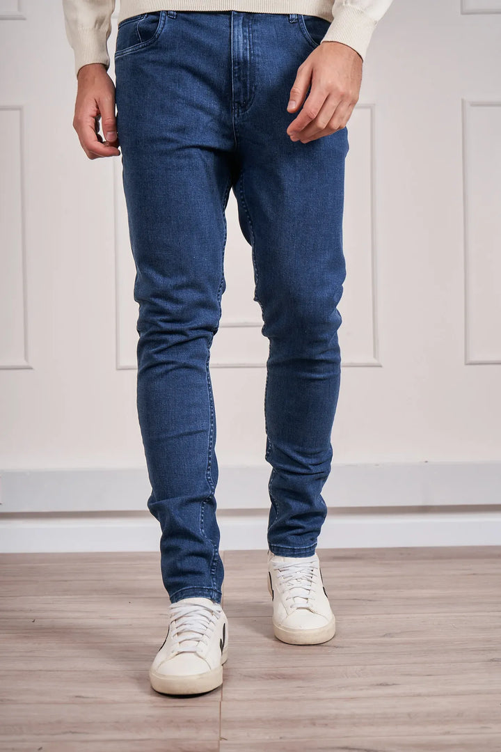 Pantalón para hombre jean color azul medio. Sim fit