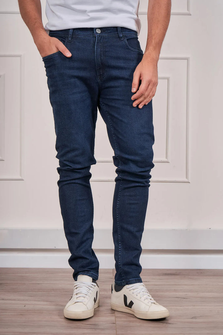 Jean para hombre Armatura color azul oscuro. Corte moderno y detalles clásicos.