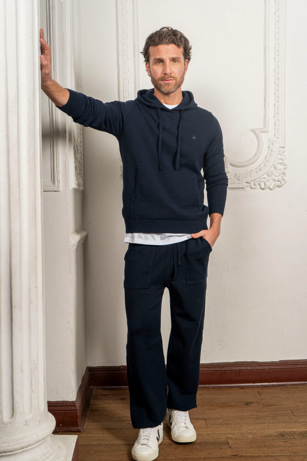 Outfit para hombre compuesto de nuestro Knit Hoodie y nuestro Knit Jogger