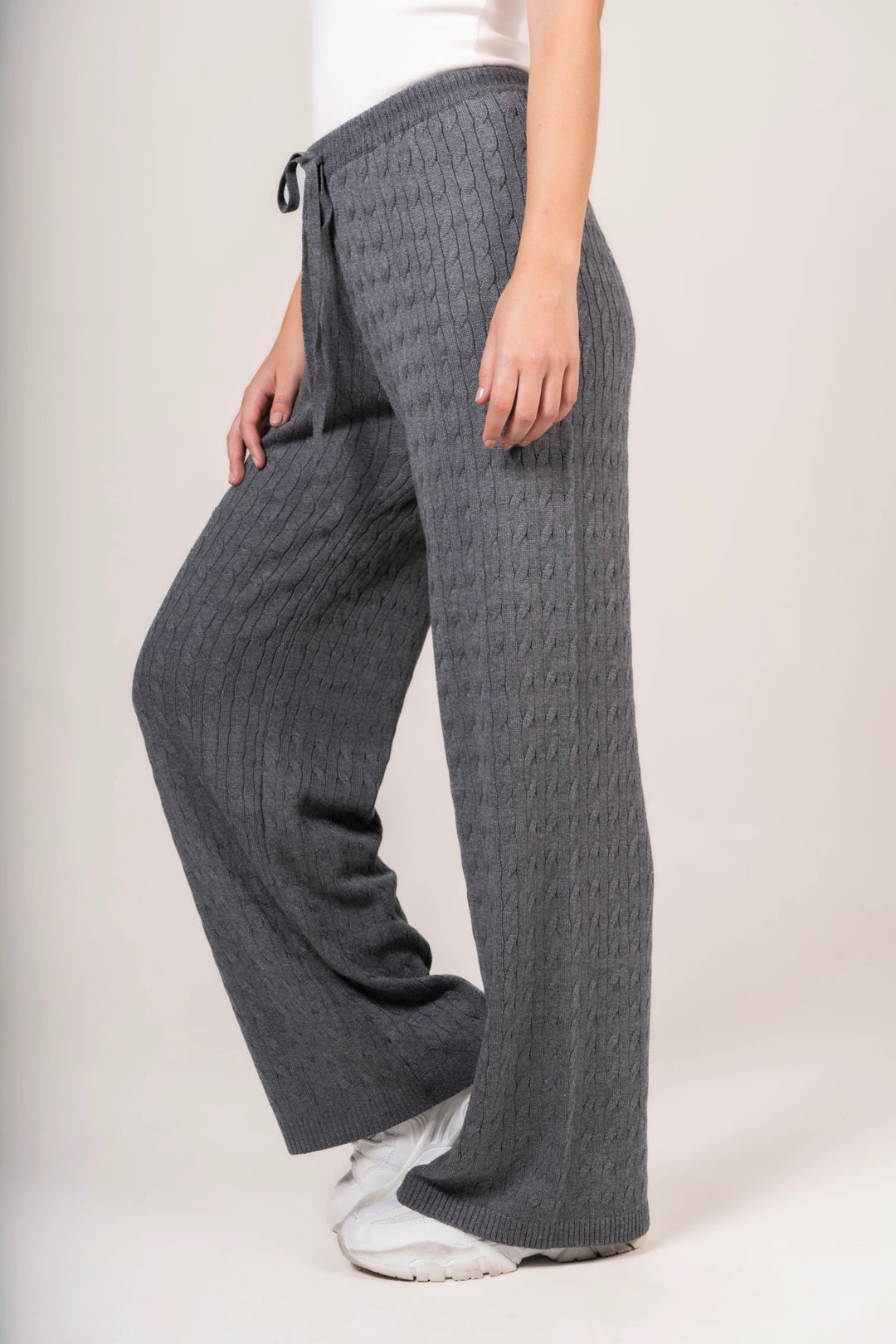 Pantalón para mujer trenzado color gris. Combinación entre elegancia y comodidad.