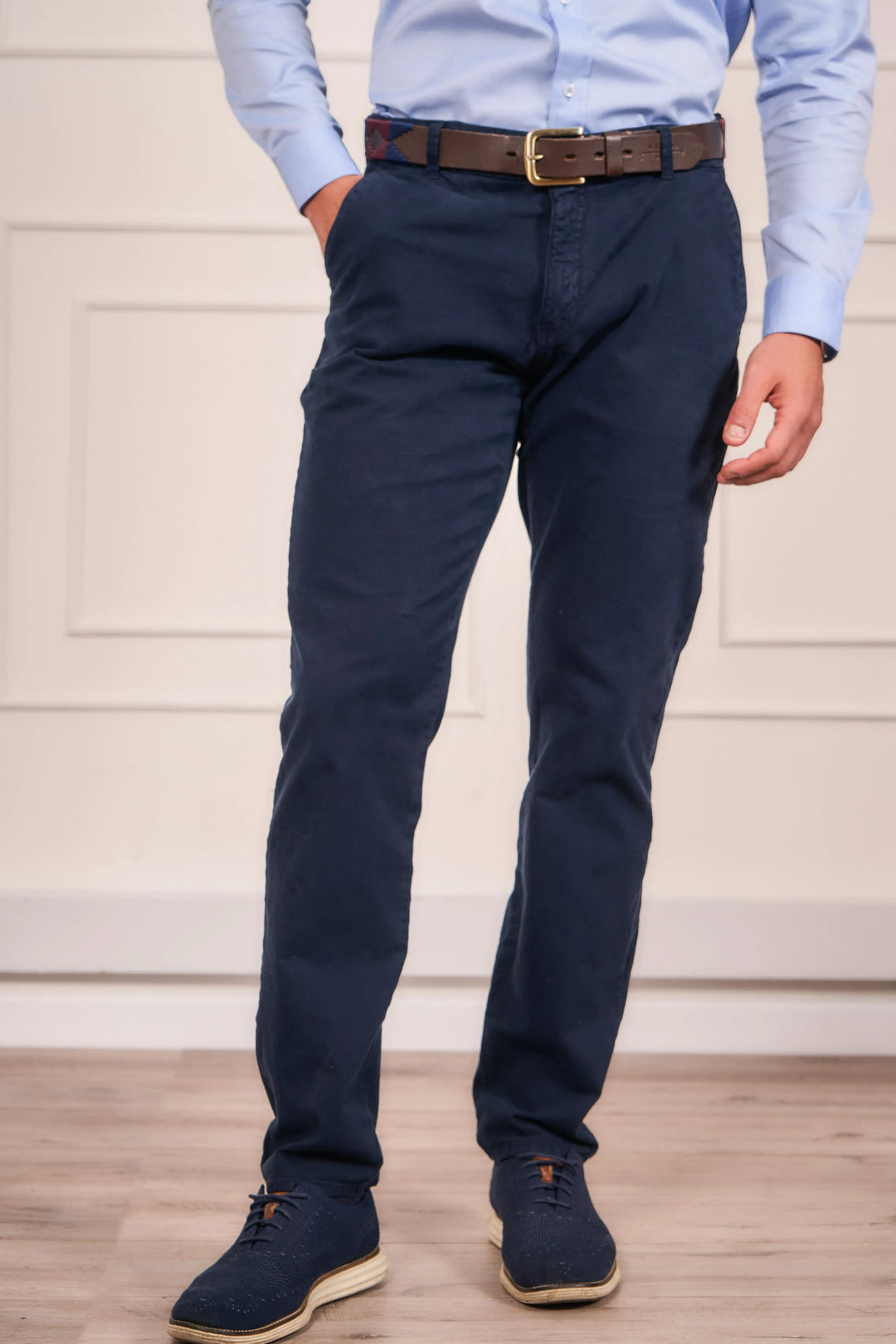 Pantalón para hombre tipo Chino Armatura colo azul oscuro. Corte clásico, detalles modernos y fibras de alta calidad.