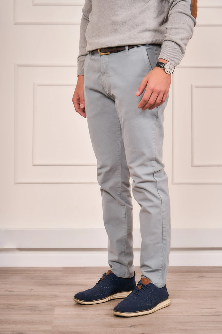 Pantalón para hombre tipo chino color gris. Detalles modernos y fibras de alta calidad.