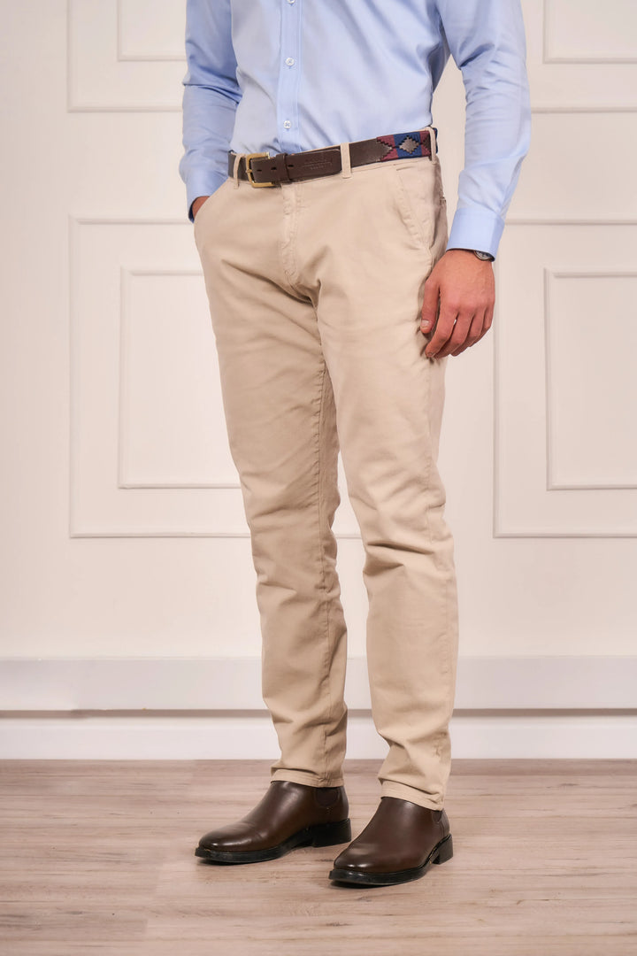 Pantalón para hombre tipo chino color tan. Detalles modernos y fibras de alta calidad.