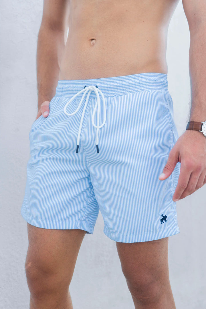 Pantaloneta de baño para hombre Armatura. Color azul claro con rayas blancas.