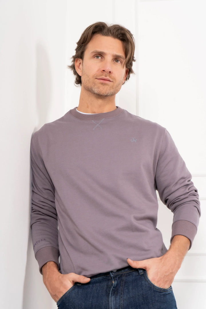 Saco para hombre tipo Crew Neck color lila. Un clásico infaltable en tu armario.