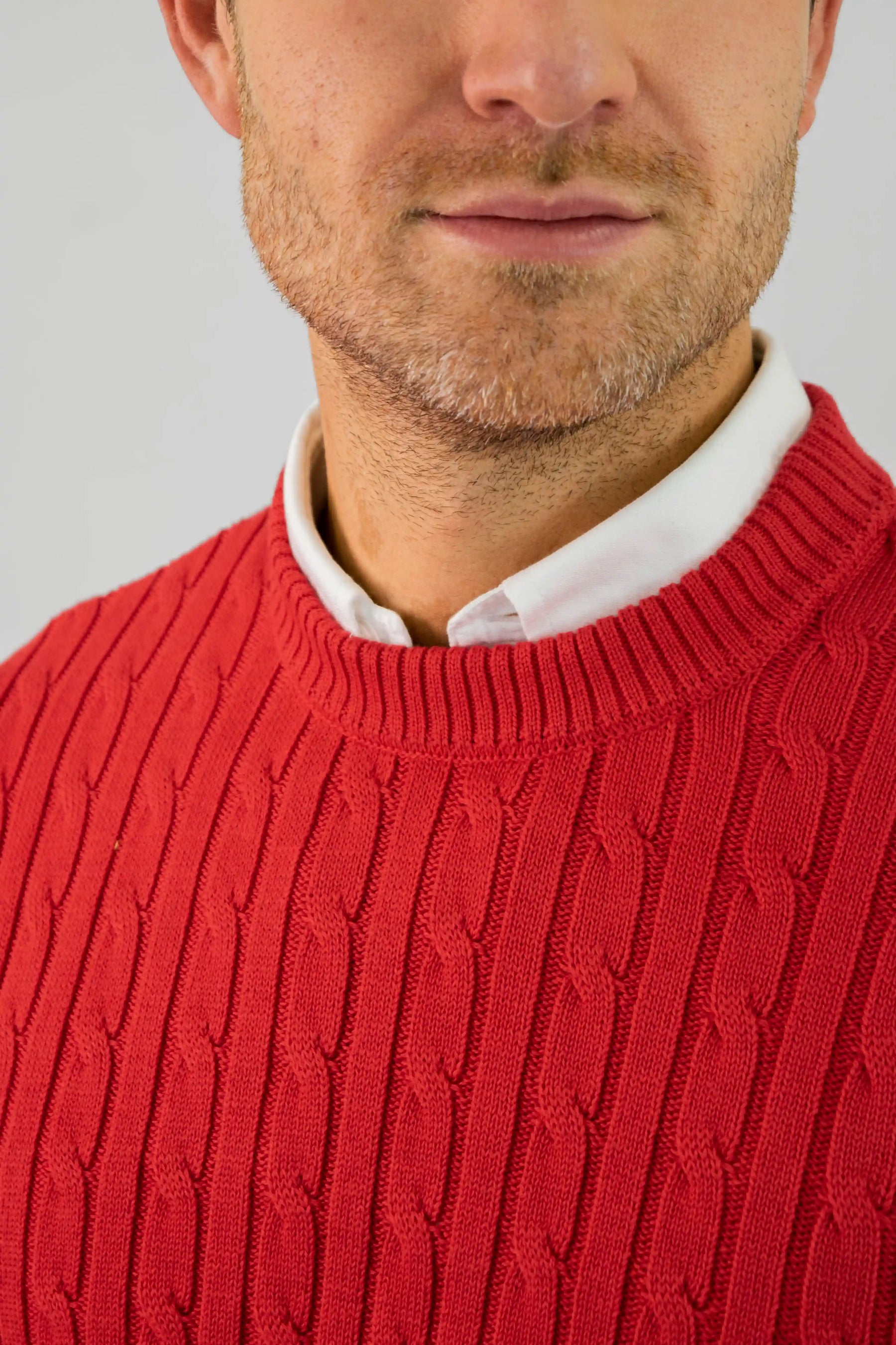Saco para hombre trenzado cuello redondo rojo. Diseño clásico que ha perdurado por años.