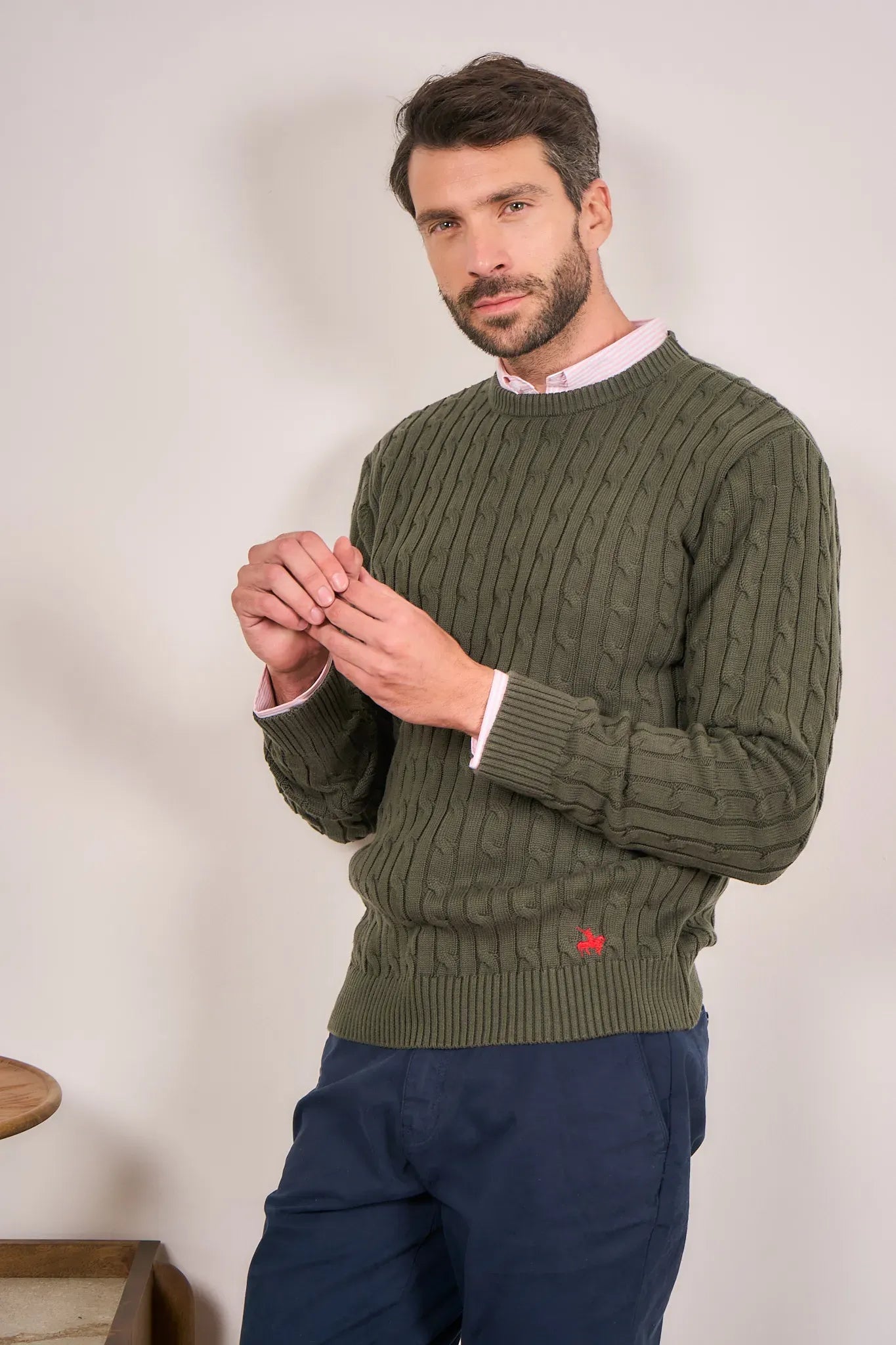 Saco para hombre cuello redondo trenzado. Un diseño que ha perdurado por años.