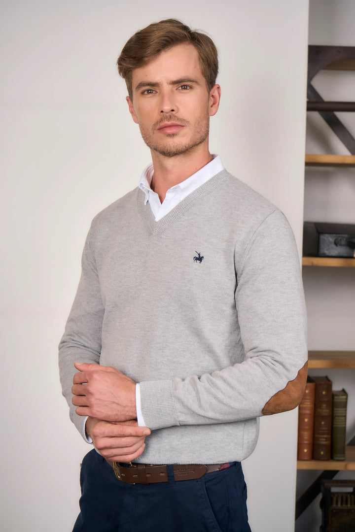 Saco para hombre cuello V gris, con coderas cafes. Tejido en 100% algodón.